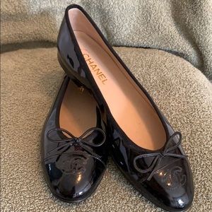Very dark charcoal patent Chanel Ballet flats 42